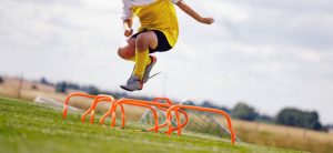 Entreno de saltos y pliometría para jugadores de fútbol y niños.